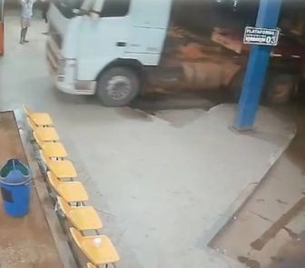 Imagem - Carreta desgovernada invade terminal rodoviário em Novo Repartimento e assusta usuários