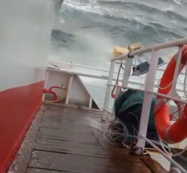Imagem - Graneleiro colide com barco de pesca chinês no Estreito de Singapura