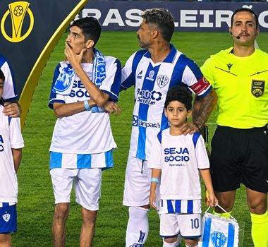 Imagem - Torcedor símbolo retorna à entrada com Paysandu em jogo na Curuzú