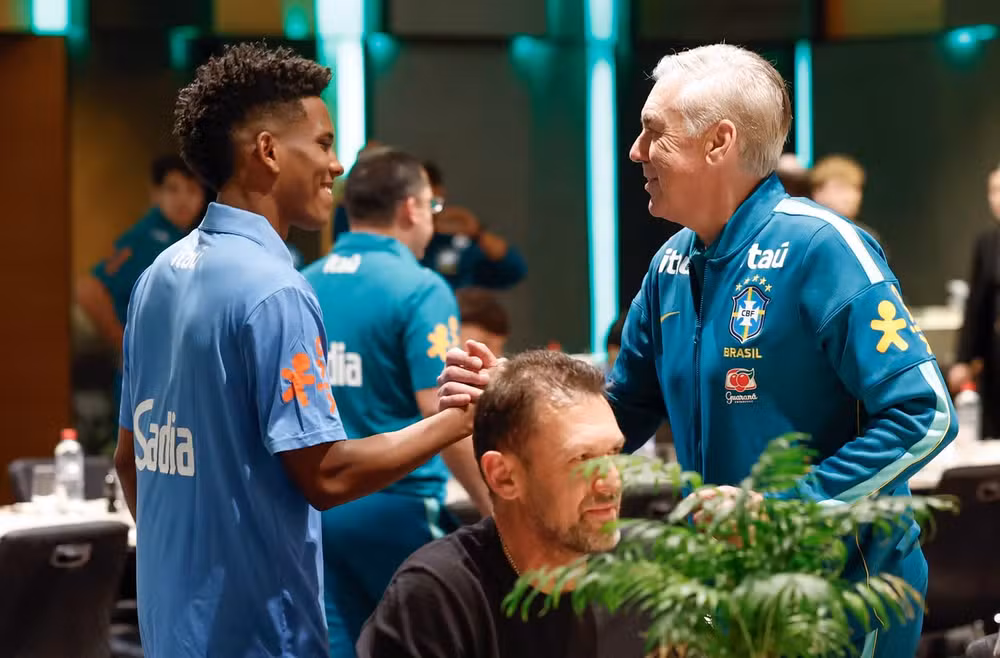 Carlo Ancelotti terá apenas cinco jogadores no primeiro treino em Brisbane, e elenco só ficará completo na quarta-feira antes dos amistosos contra a Austrália