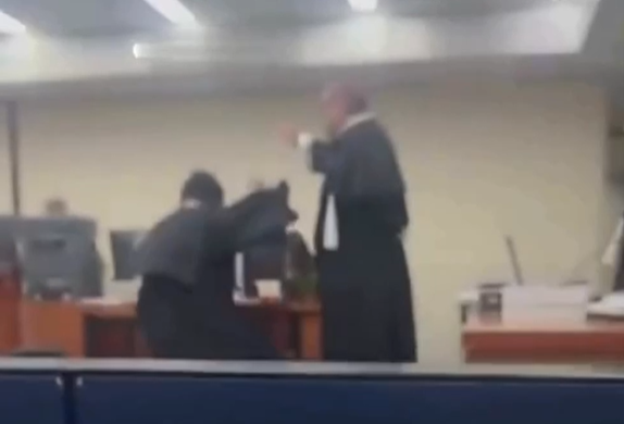 Discussão entre promotor e advogado acaba em queda dramática e julgamento cancelado