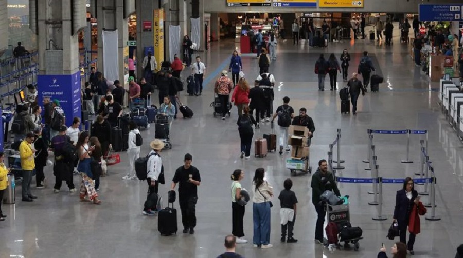 (Entre janeiro e agosto, voos domésticos transportaram 68,3 milhões de passageiros, aumento de 4% em relação ao mesmo período de 2025 (65,8 milhões).