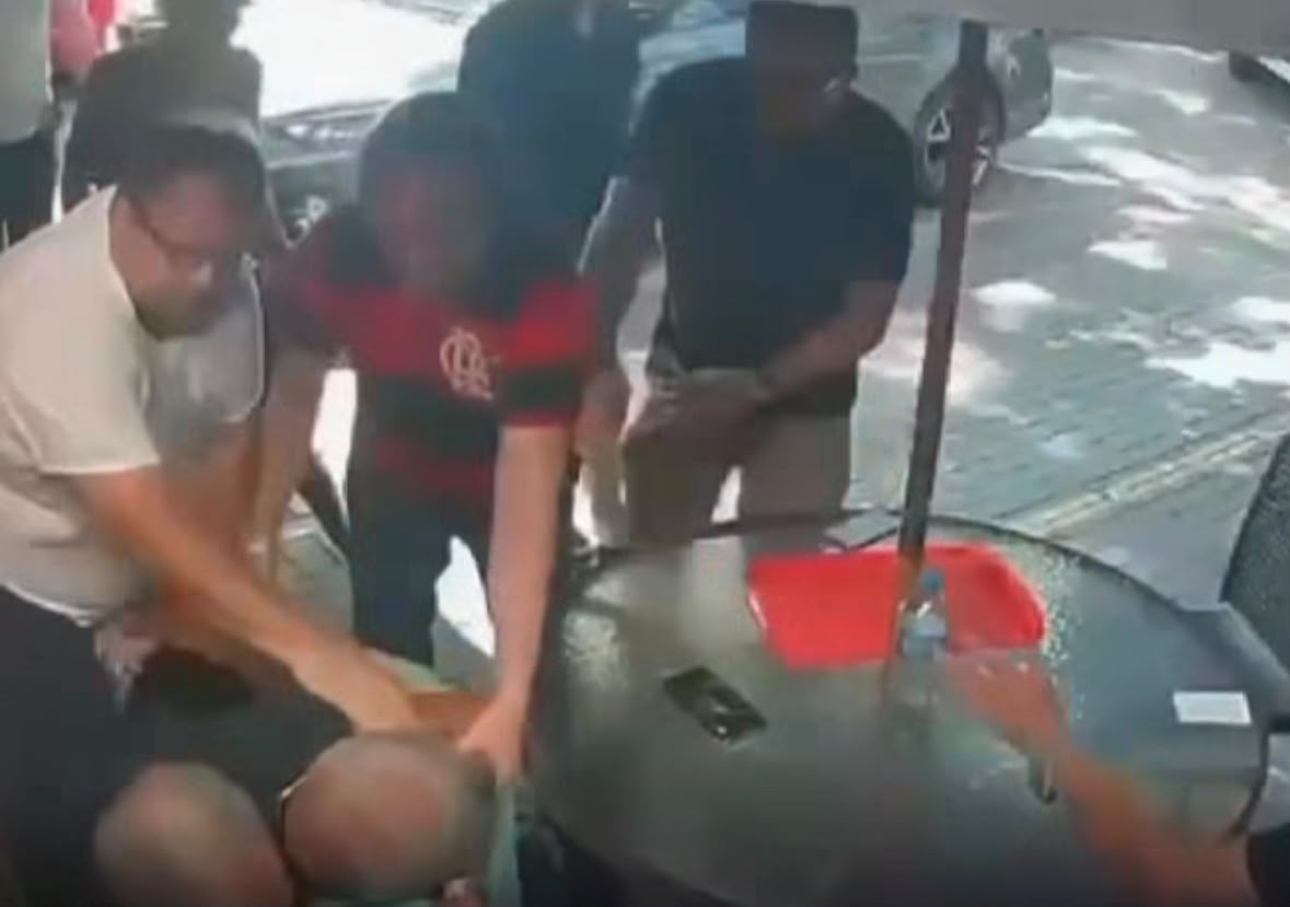 Homens trocam agressões em frente a conveniência em Belém
