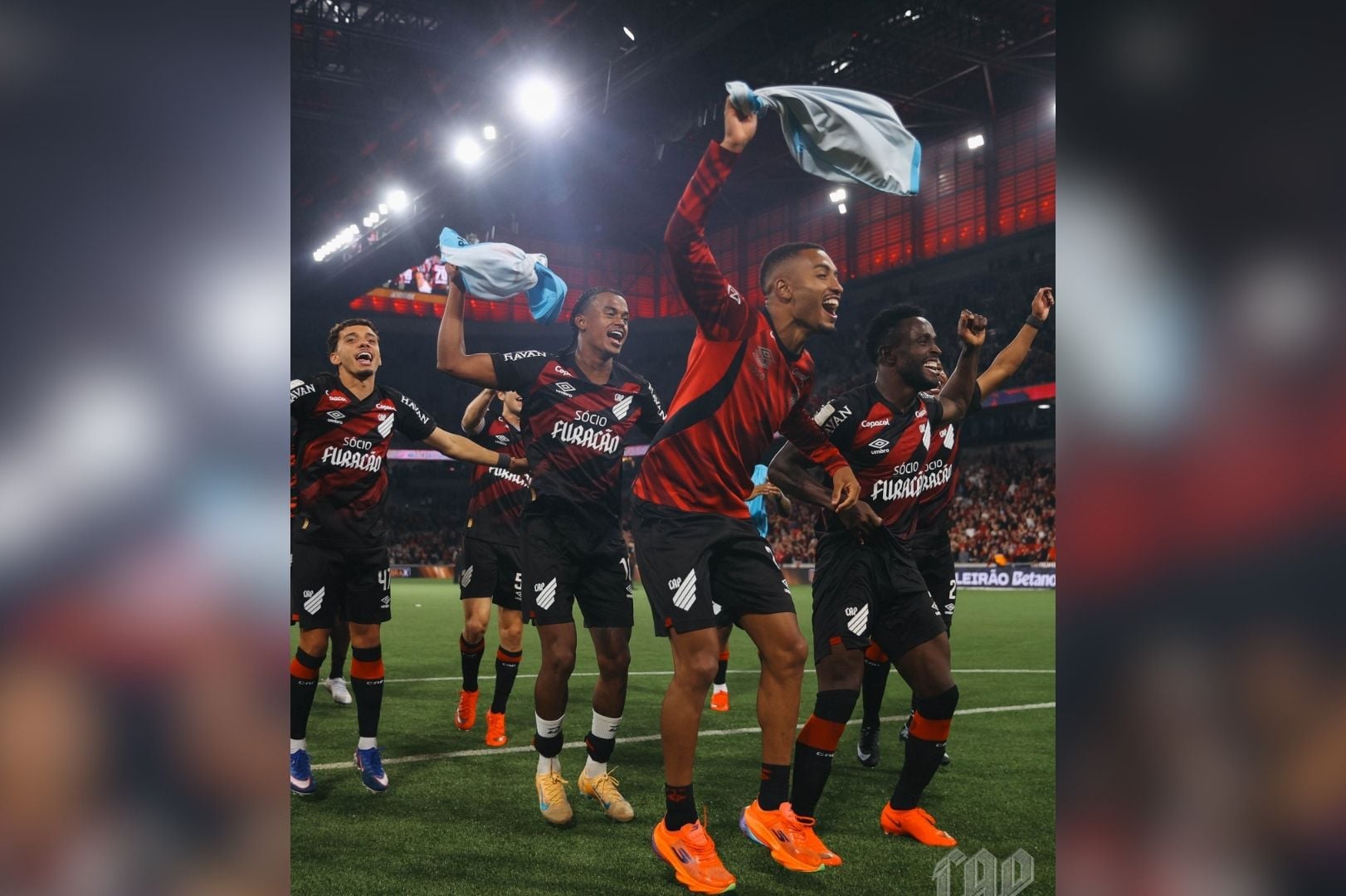 Jogadores do Furacão fazem a festa na Arena da Baixada - 