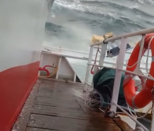 (Momento da colisão, quando a água invade a embarcação)