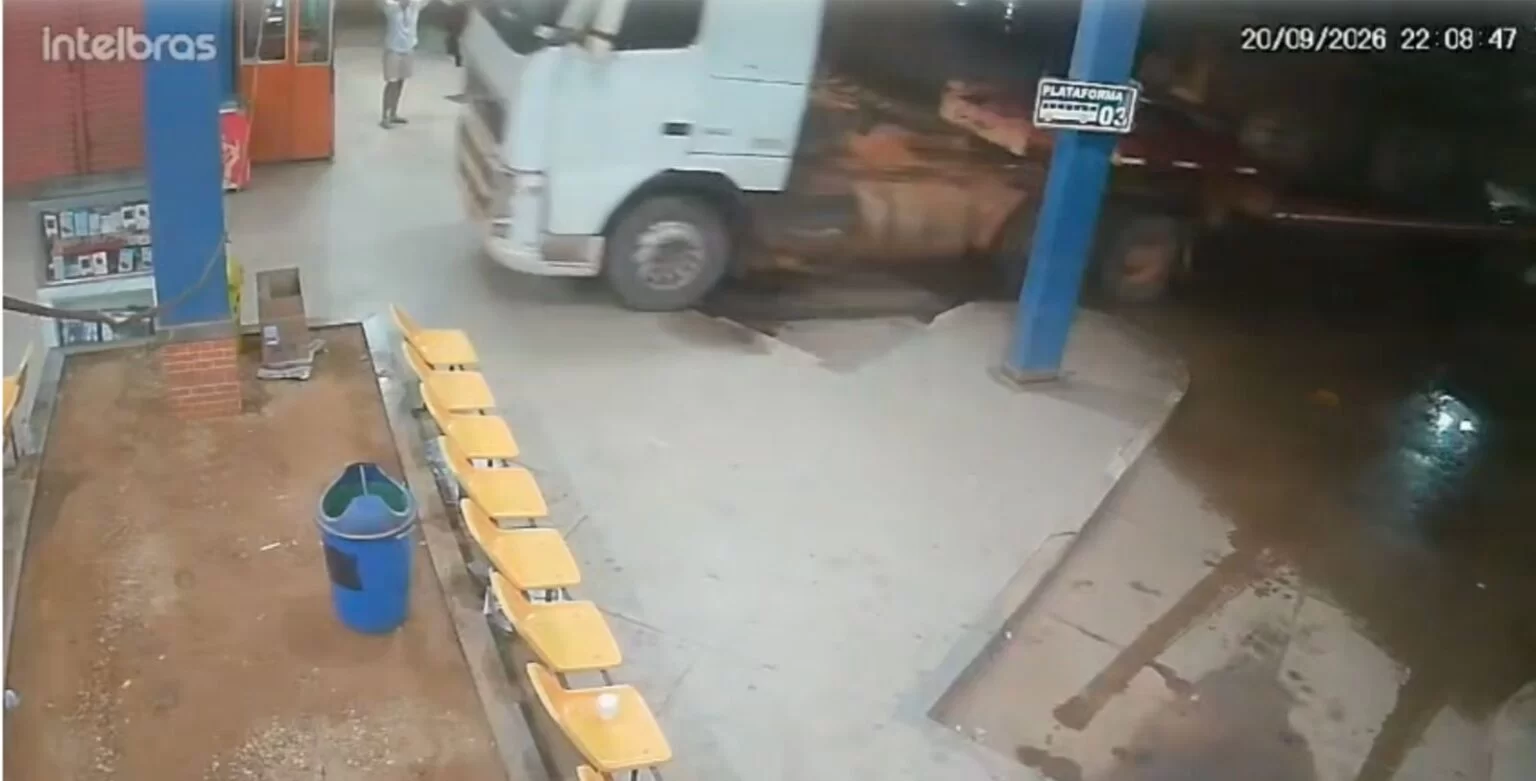 Veículo transportava um trator e saiu sem interferência humana -