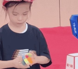 Imagem - Menina de 6 anos quebra duas vezes o recorde mundial no cubo mágico