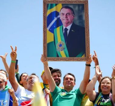 Imagem - Flávio Bolsonaro exibe quadro de Jair Bolsonaro durante ato e provoca TRE-RJ