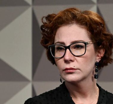 Imagem - Carla Zambelli quer autorização do STF para retornar ao Brasil nas eleições e votar na mãe