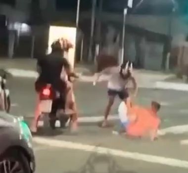 Imagem - Vídeo: torcedor do Paysandu tem roupas arrancadas por grupo em moto após jogo