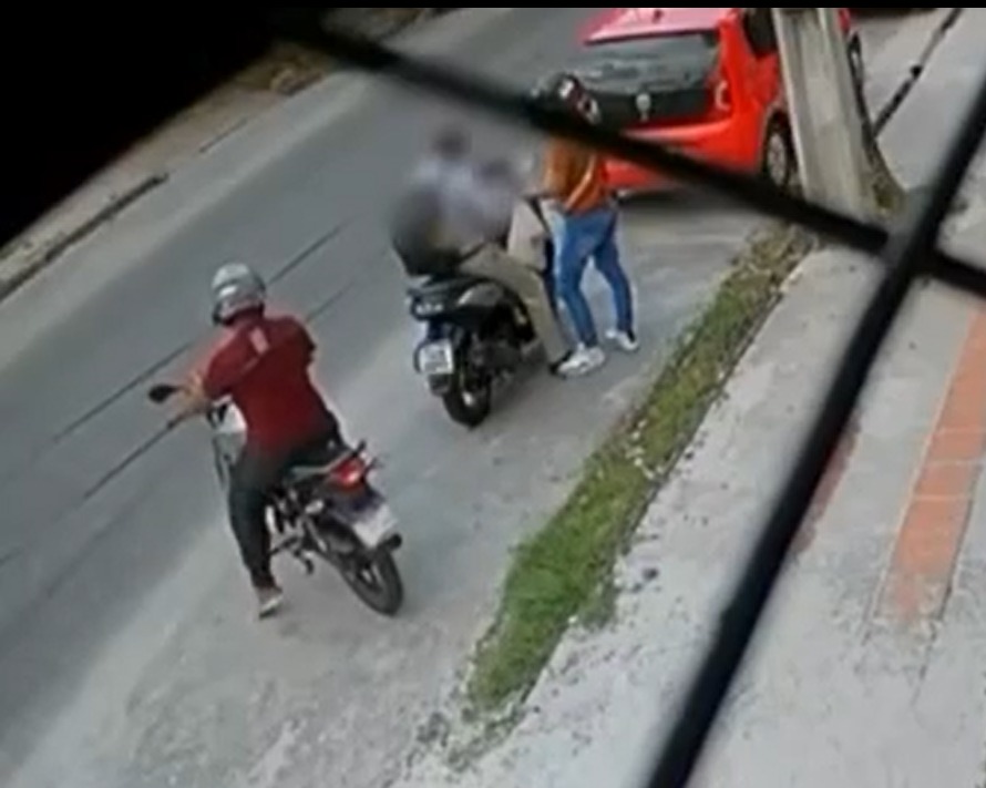 A abordagem foi registrada por câmeras de segurança