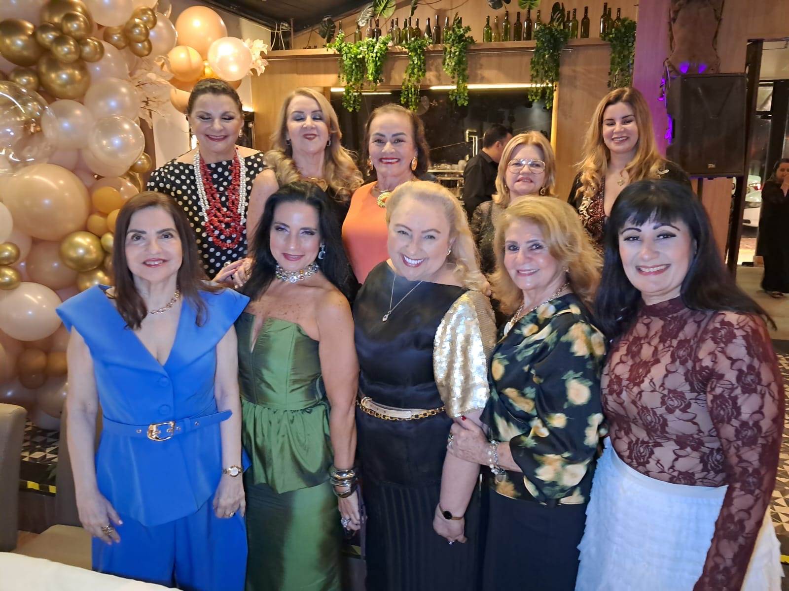 A aniversariante rodeada pelas amigas