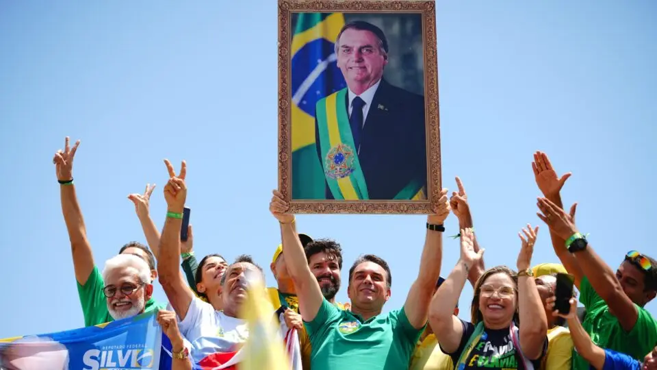 (A atitude ocorreu um dia após o TRE-RJ apreender um quadro semelhante durante um evento político em Teresópolis, no Rio de Janeiro.)