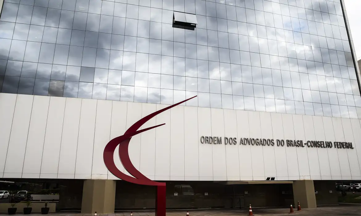 (A nova norma altera o Estatuto da Advocacia (Lei 8.906, de 1994) para criar novos cargos na diretoria do Conselho Federal da entidade.)
