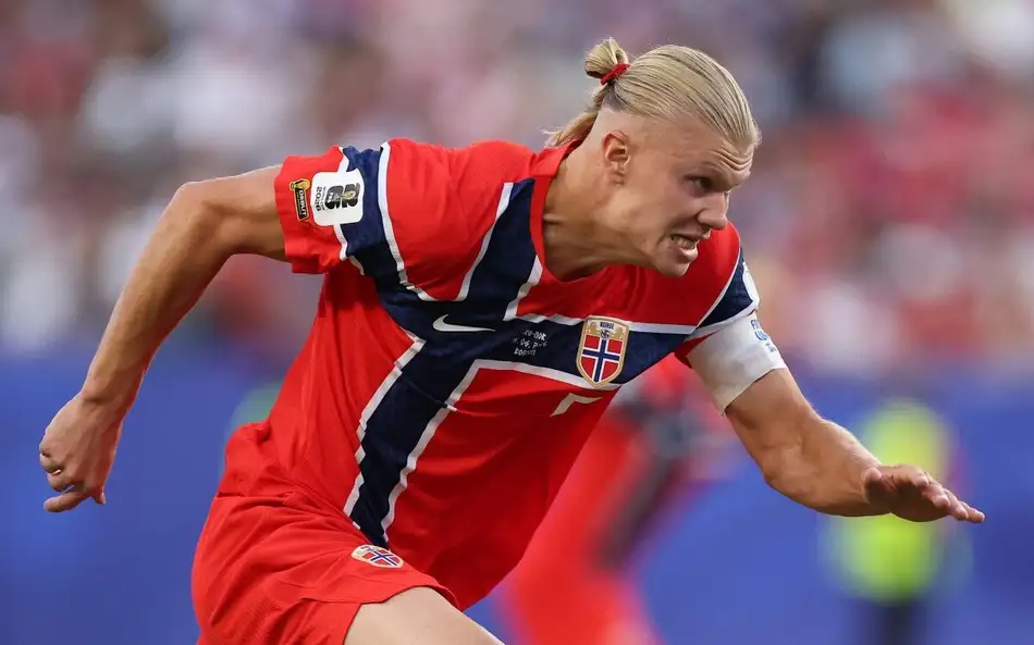 Erling Haaland se prepara antes de dar pique em jogo da Copa do Mundo contra o Iraque, sua estreia na Copa do Mundo -