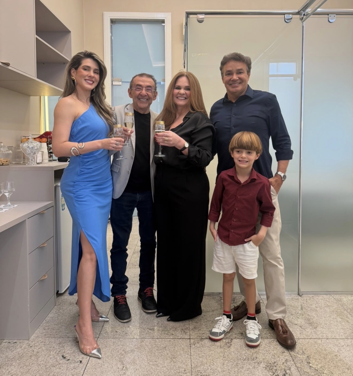 Médicos Álvaro e Luane Gomes, ao lado do pequeno Alvinho, receberam convidados, entre eles o jornalista e professor Guarany Jr. e a esposa, Cristiane Guarany