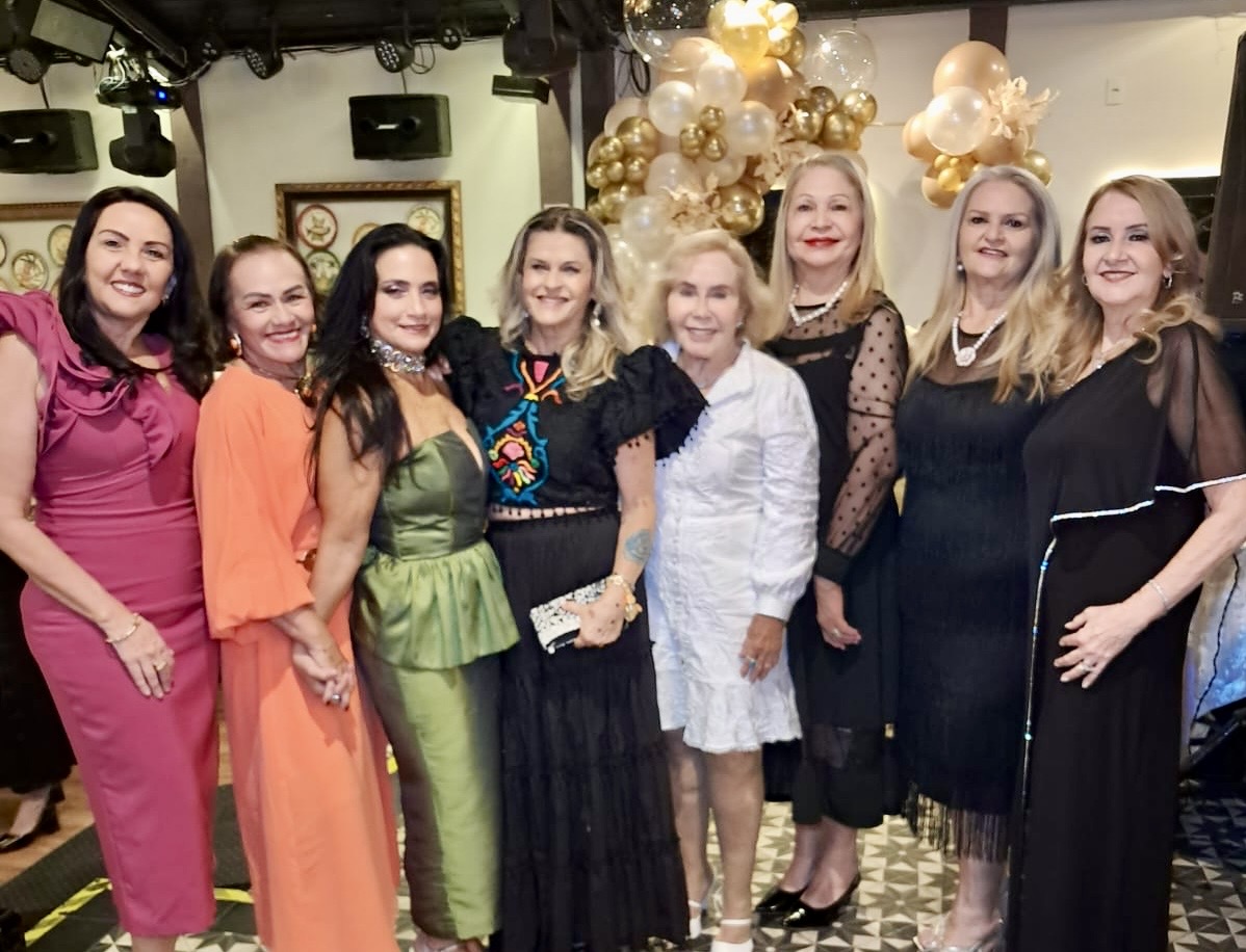 Neuza Lima, Pilar Nogueira, Gilvana Ramos, a colunista, Noemia Lobato, Milli Leite, Clelicia Florenzano e a aniversariante 