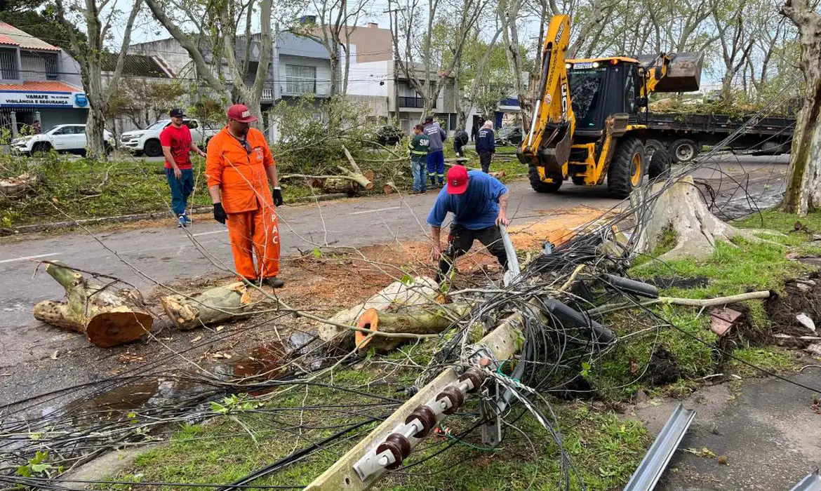 (O número de casas destruídas totaliza 22; enquanto 463 ficaram danificadas; 2.177, destelhadas; e 852, alagadas.)