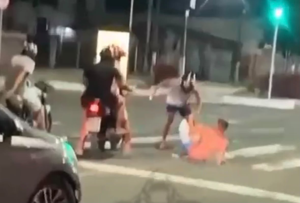 Vídeo: torcedor do Paysandu tem roupas arrancadas por grupo em moto após jogo