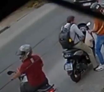 Imagem - Vídeo: homem tem mochila roubada, em plena luz do dia, por dupla em moto no Guamá, em Belém