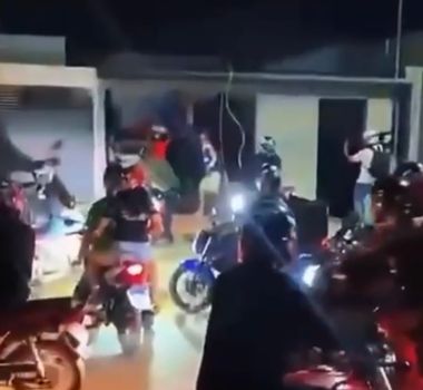 Imagem - Vídeo: após ter colega agredido, motoboys destroem casa de agressor no interior do Pará