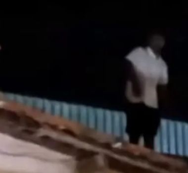 Imagem - Adolescente acusado de agredir mulher foge pelo telhado e é retirado pela PM no Pará