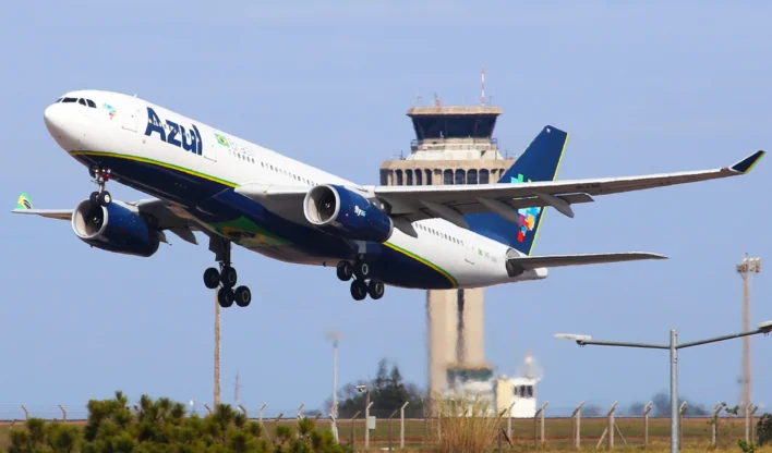 Falhas no sinal de GPS em jatos da Embraer altera voos da Azul