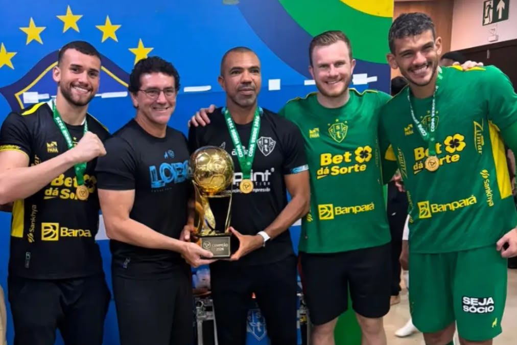 Goleiros do Paysandu durante celebração da conquista da Copa Verde de 2026 -