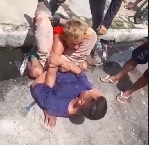 Homem teria tentado levar objetos de uma vítima, mas acabou contido por um popular que presenciou a ação.