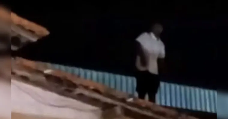 (Segundo informações divulgadas sobre o caso, um adolescente teria agredido uma mulher. Após presenciarem a situação, moradores começaram a perseguir o jovem.)