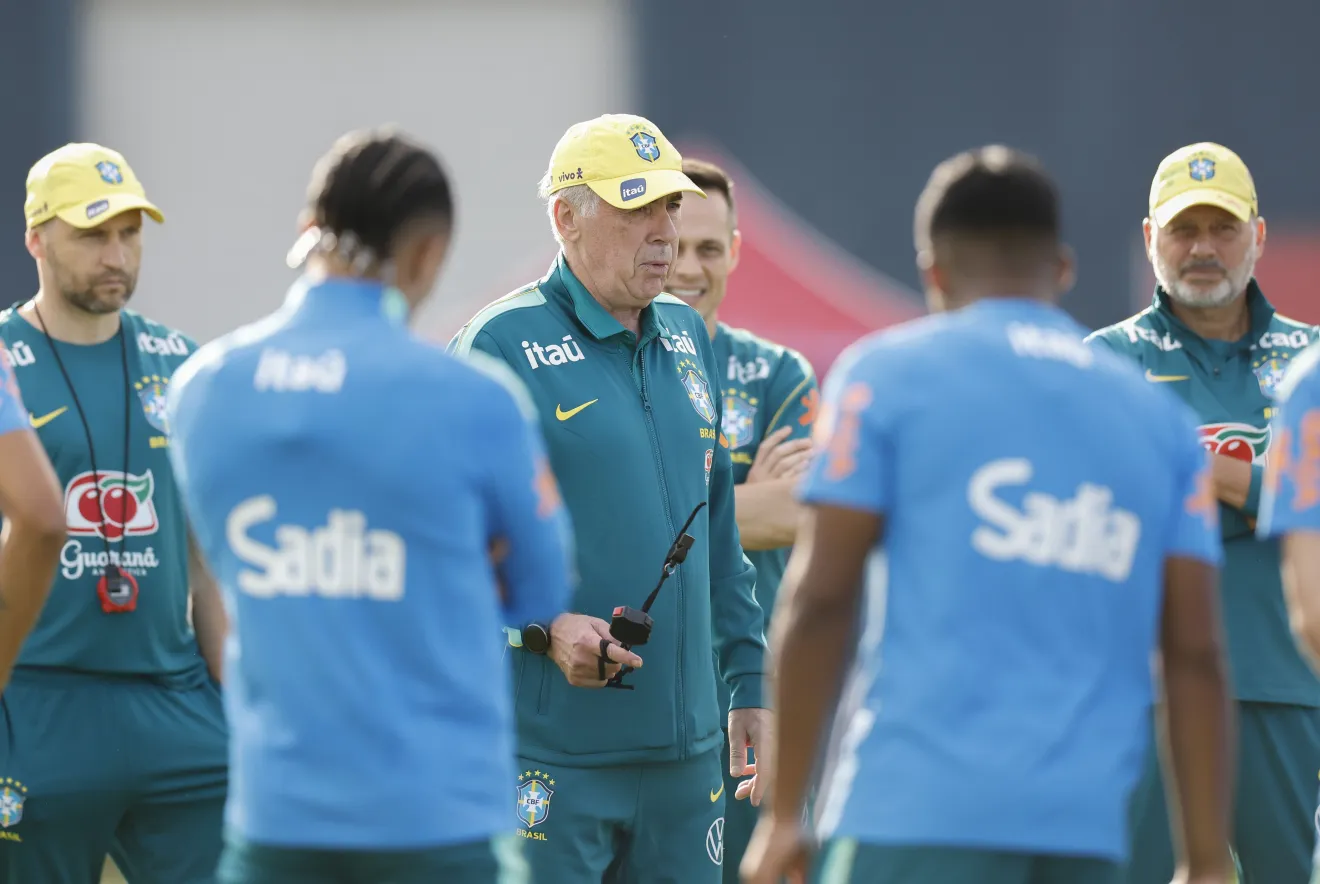 Técnico teve o primeiro treino com o grupo completo nesta quarta-feira (23) e testou formação que pode começar o amistoso desta sexta.