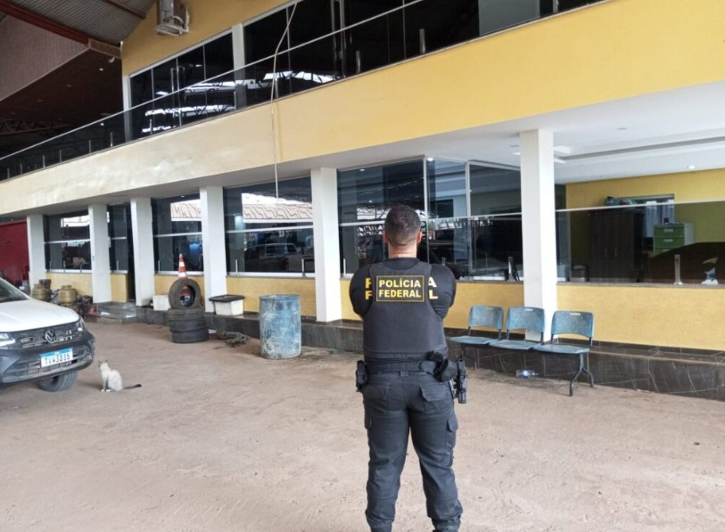 (A PF apura a possível participação de pessoas e empresas em procedimentos licitatórios que apresentariam indícios de irregularidades.)
