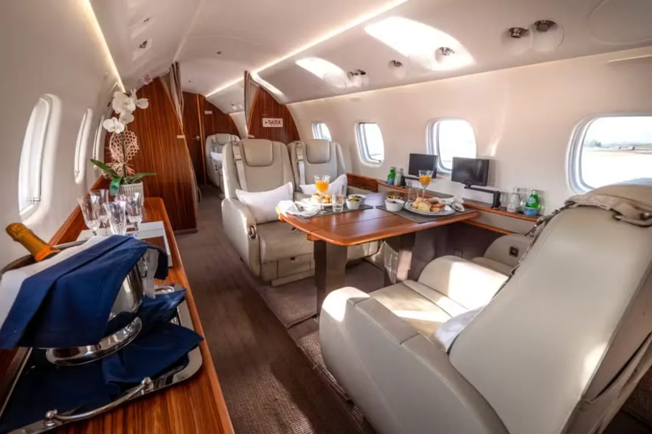 Como é por dentro o avião executivo que transportou Flávio Bolsonaro e Alexandre de Moraes