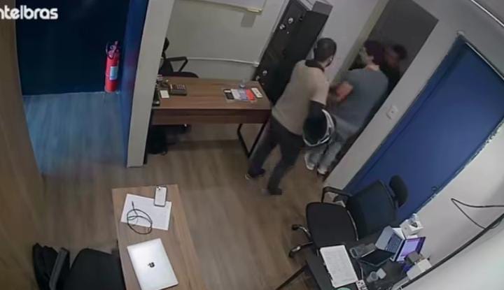 Imagem - Dupla armada invade loja e rouba celulares no Reduto, em Belém