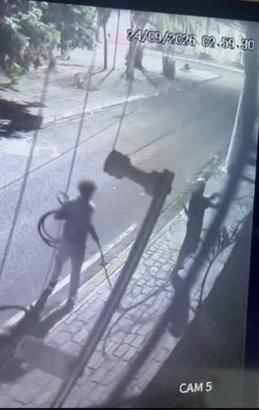 Imagens de câmeras de segurança registraram a movimentação dos suspeitos durante a madrugada.