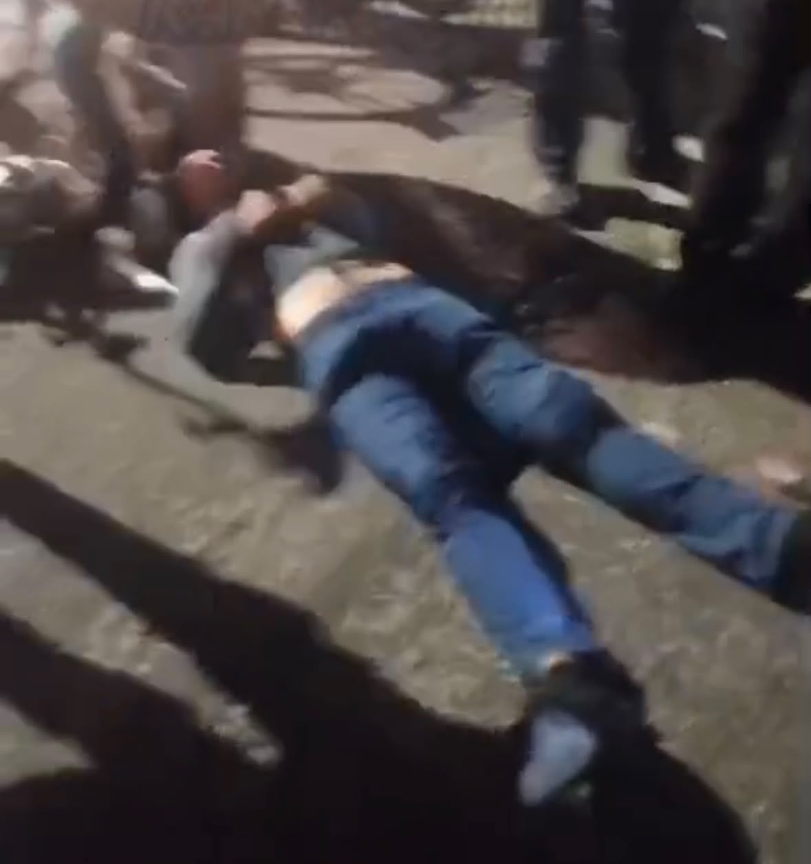 Imagens do motociclista no chão após o acidente -