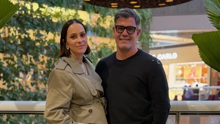 (Juliano publicou uma foto ao lado da esposa, Letícia Cazarré, que aparece com a mão sobre a barriga.)