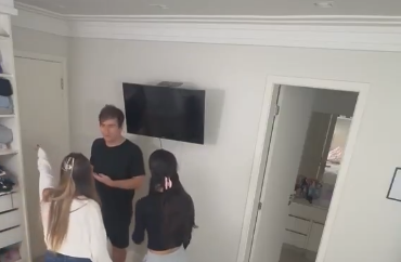 Rapaz entra em desespero e ameaça chamar a polícia ao ser confrontado por duas namoradas; assista