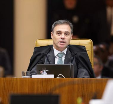 Imagem - Mendonça determina remoção de posts que associam Flávio Bolsonaro a mudança no título de Nossa Senhora Aparecida