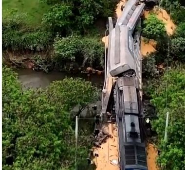 Imagem - Trem descarrila sobre ponte e vagões carregados com milho tombam em Limeira (SP)