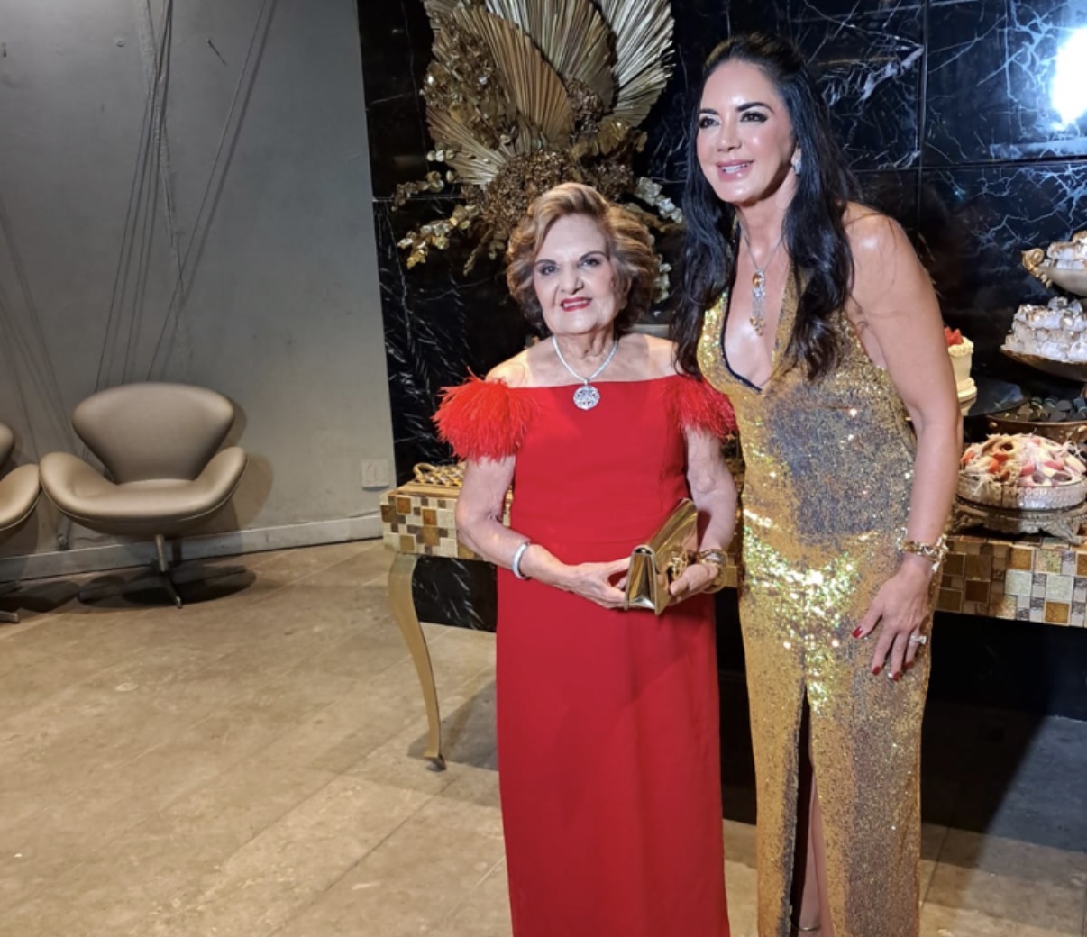 A aniversariante com a mãe, Cléa Farah