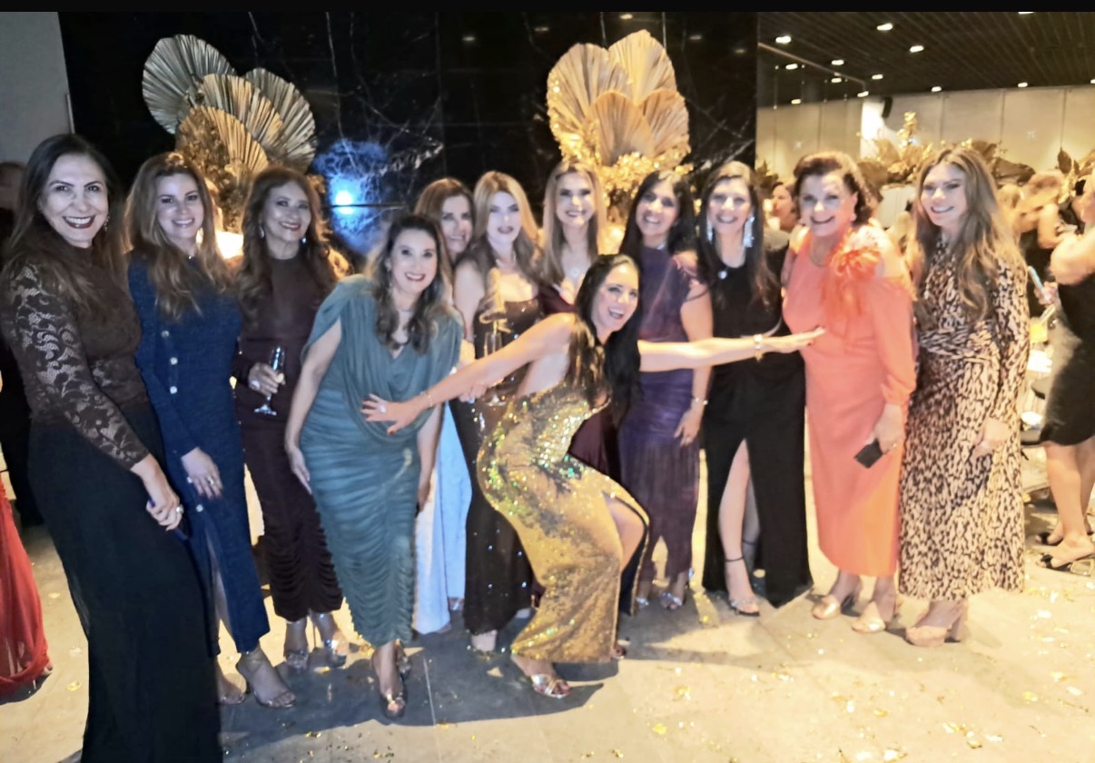 A aniversariante com um grupo de amigas 