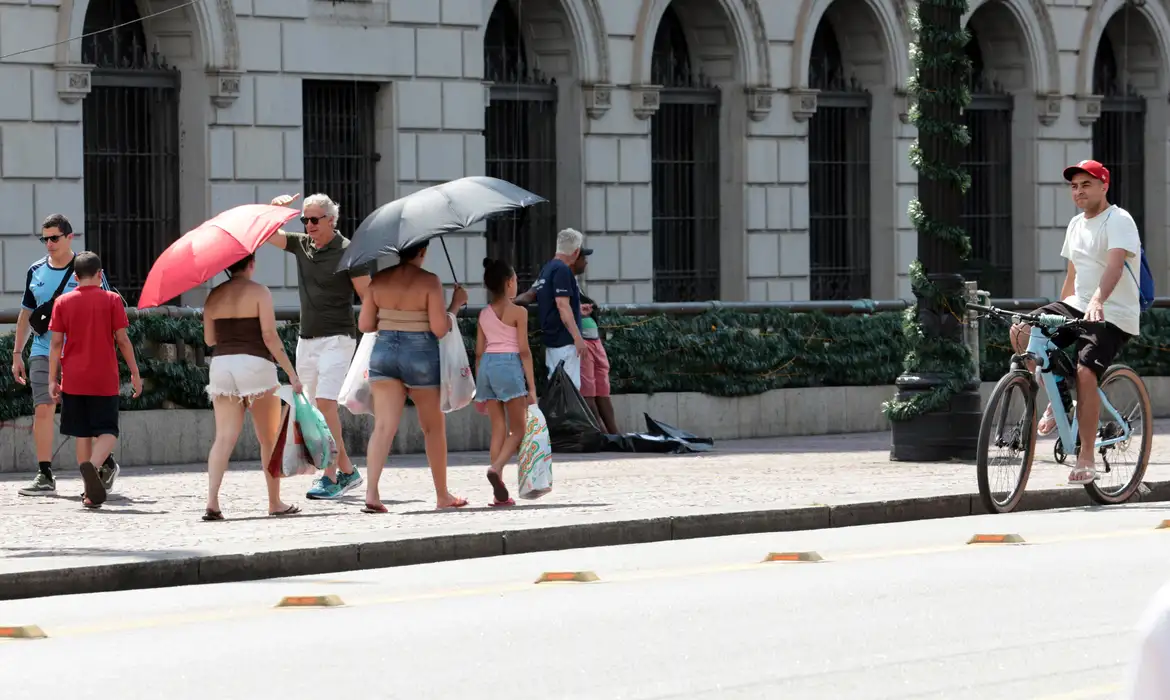 (A previsão é que, até a próxima quarta-feira (30), oito estados possam registrar mais de 40 graus Celsius (ºC).