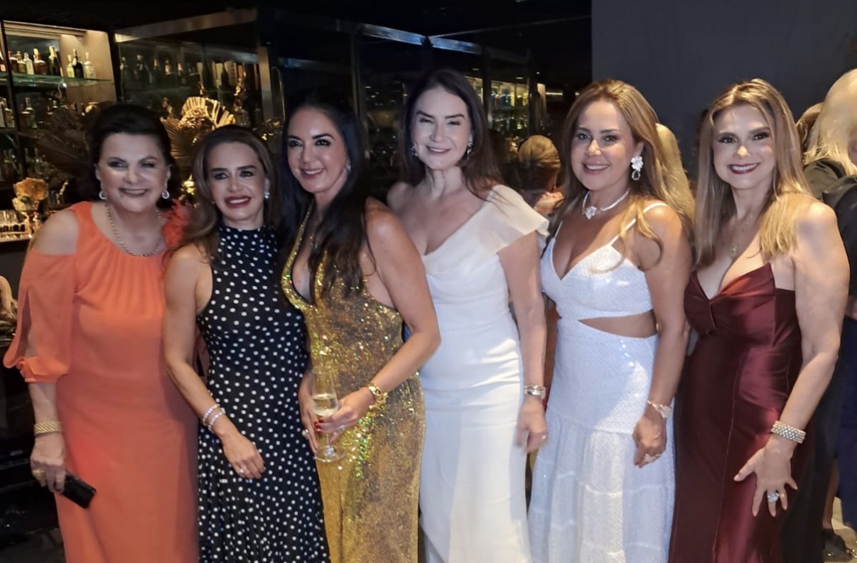 Fadia rodeada por Telma Guerreiro, Macelle Buhrnheim, Adriana Sganzerla, Paula Watrin e Nazaré Mello Soares 