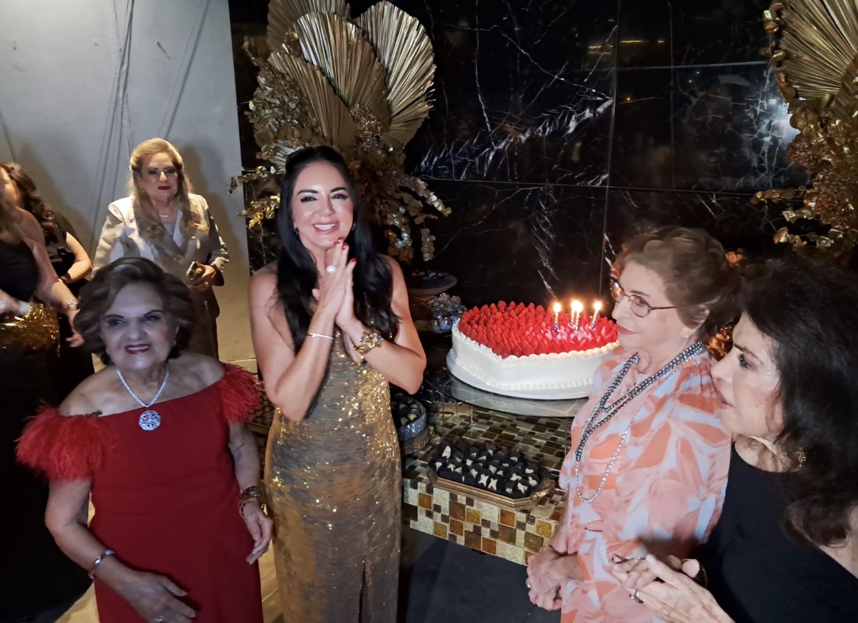 Feliz com as manifestações espontâneas de dezenas de amigas, Fadia Freire comemorou mais um ano, com muita vida e alegria!