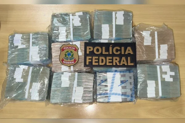 Investigação começou após denúncia anônima sobre saques de grandes quantias; homem também estava com arma de fogo de uso restrito

