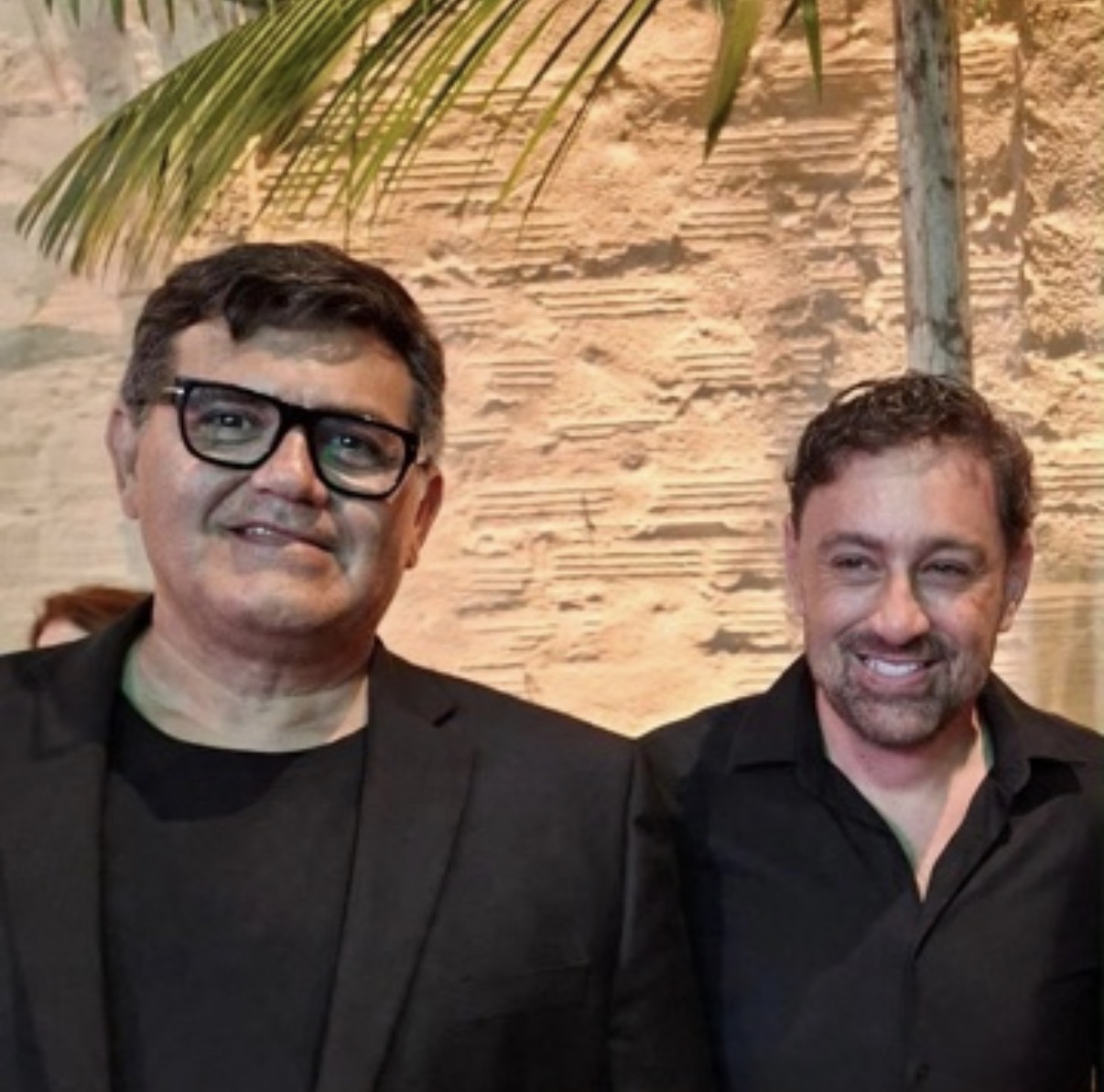 Jefferson Goldenberg, na foto, com o amigo Adailton Cordovil, será o responsável pelo projeto de som da Taberna São Jorge, que terá revival na mostra de arte e décor CasaLIV.
