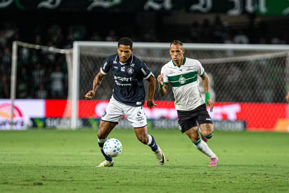 João Lucas saiu lesionado no primeiro tempo de Coritiba x Remo -