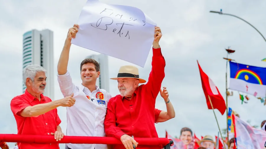 (Presidente Lula em campanha política)
