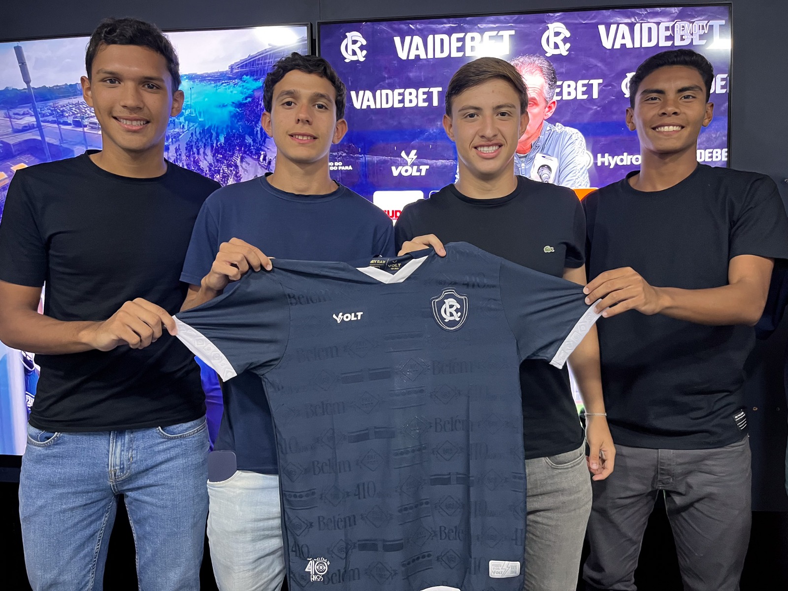 REMO ASSINA PRIMEIRO CONTRATO PROFISSIONAL COM QUATRO ATLETAS DO SUB-17 -